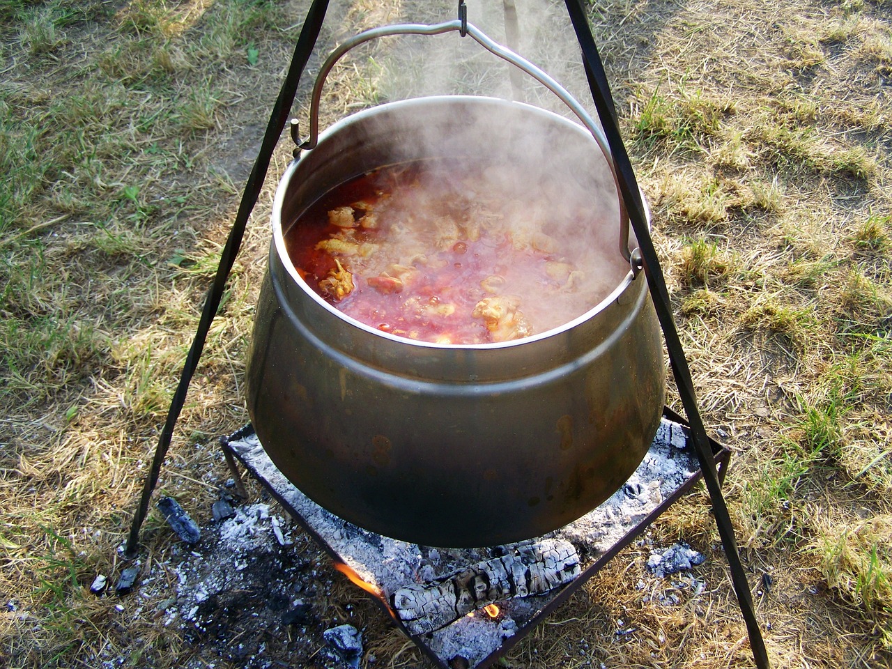 cauldron with goulash 1645207_1280